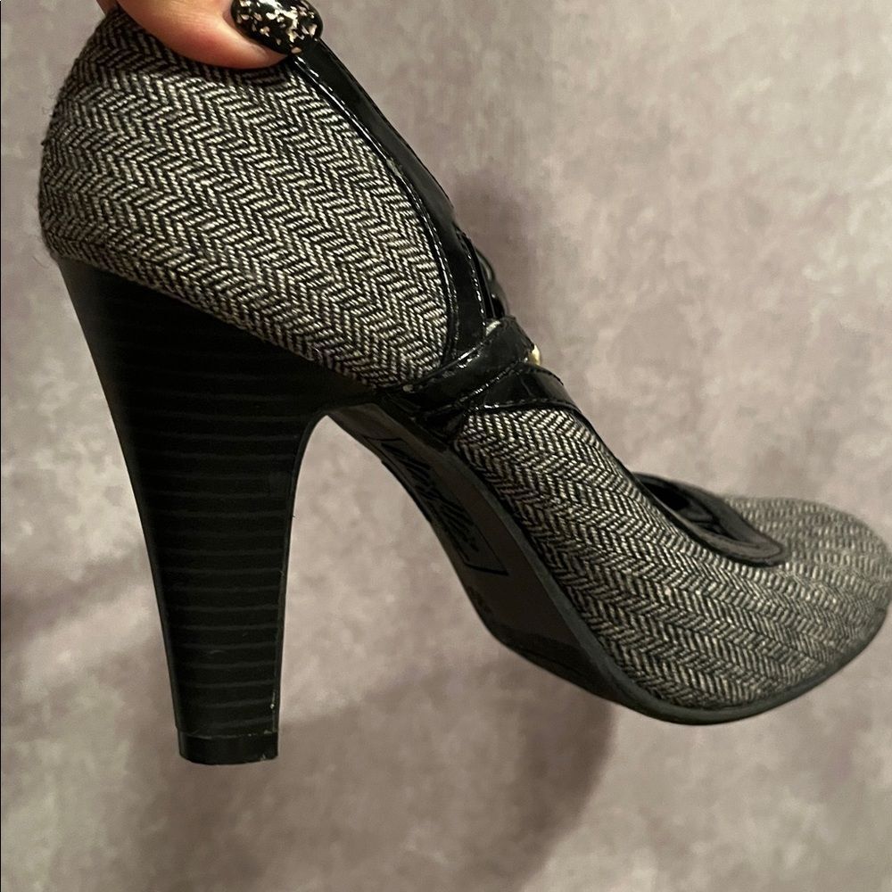 dexflex comfort Grey Herringbone T-Strap Heels Black Trim size 8.5 fits small - Picture 7 of 10
